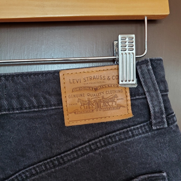 Levi's Ribcage Shorts - Picture 3 of 9